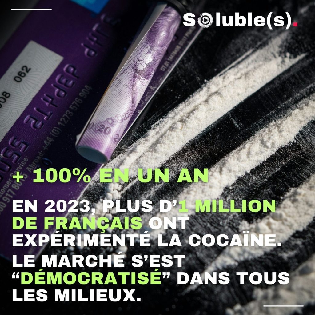 Image informative sur la démocratisation de la cocaïne en France en 2023. On distingue une carte bancaire et un billet roulé, utilisés pour consommer de la poudre blanche en lignes (évoquant la cocaïne). Texte en surimpression : “+100% en un an. En 2023, plus d’1 million de Français ont expérimenté la cocaïne. Le marché s’est démocratisé dans tous les milieux”. Visuel sombre et percutant, destiné à sensibiliser sur l’essor et la banalisation du phénomène.